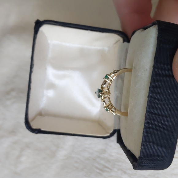 Emerald and Diamond Ring - Picture 2 of 8